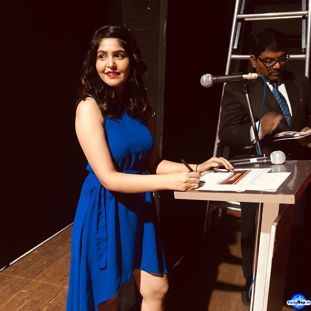 Photo of Emcee Muskaan at a show