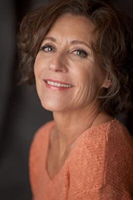 Official profile picture of Amy Warner