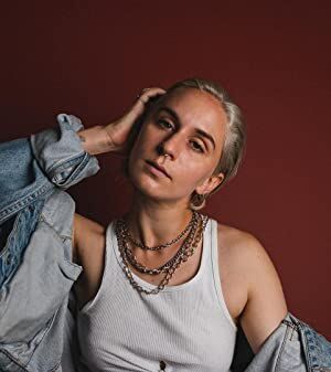 Official profile picture of Annie Grove