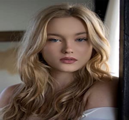 Official profile picture of Chloe Rose Robertson