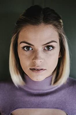 Official profile picture of Emma Elle Roberts