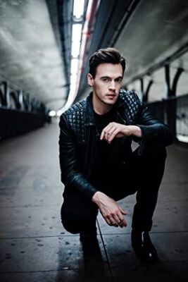 Official profile picture of Erich Bergen