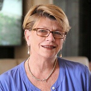 Official profile picture of Jennifer Warren