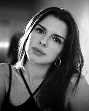 Official profile picture of Julia Fox