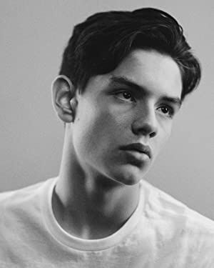 Official profile picture of Louis Partridge