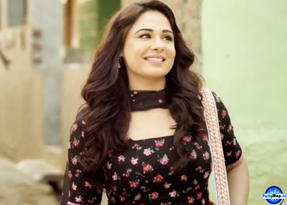 Photo of Mandy Takhar at a show