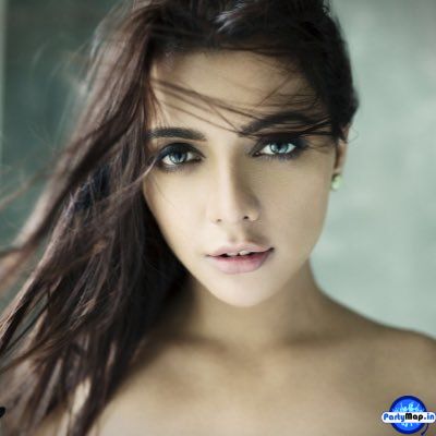 Photo of Ruhi Singh at a concert