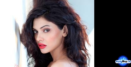 Photo of Sara Loren at a show