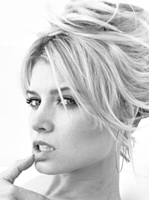 Official profile picture of Sarah Jones