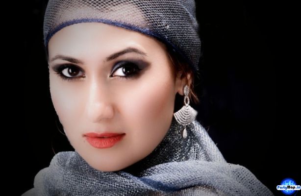 Photo of Sareh Far at a concert