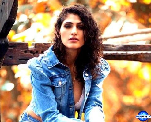 Photo of Kubra Sait at a concert