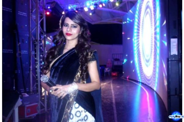 Photo of Nadia Hakani at a concert