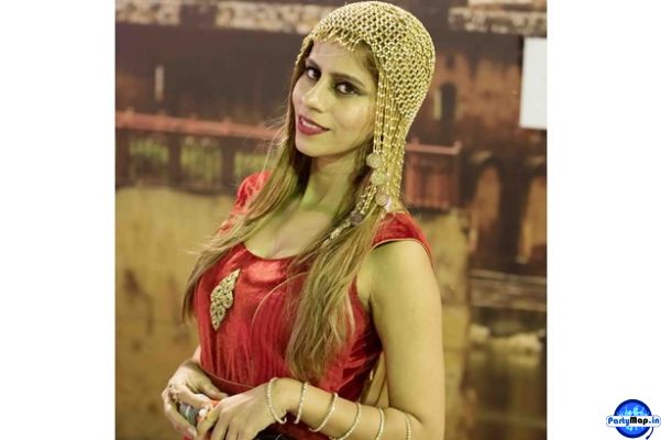 Photo of Nadia Hakani at an appearance