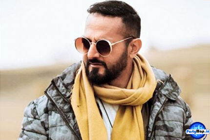 Photo of Nikhil Chinapa at a concert