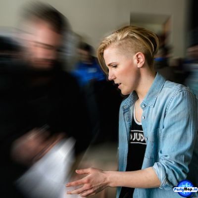 Photo of Hannah Hart at an appearance