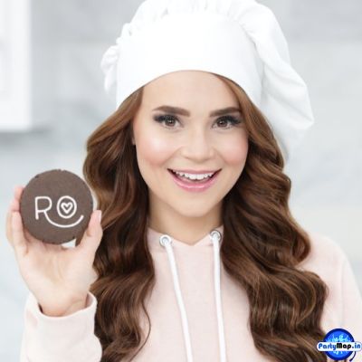 Photo of Rosanna Pansino at a show