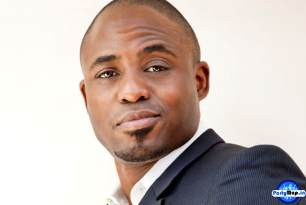 Photo of Wayne Brady at a show