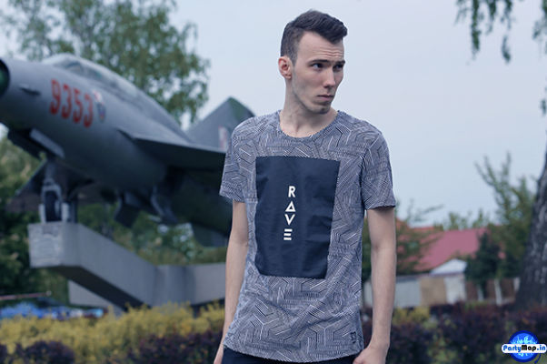 Photo of Tom Swoon at a concert
