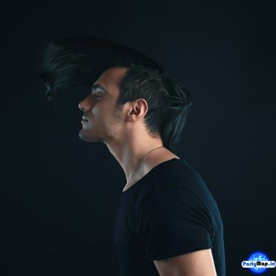 Photo of Ummet Ozcan at a show