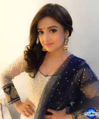 Photo of Monali Thakur at a concert