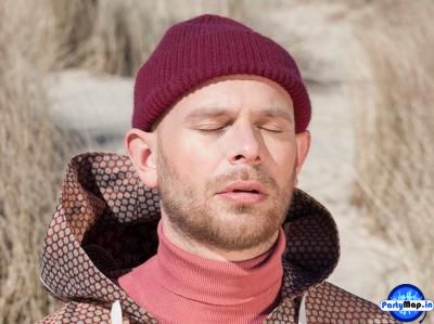 Photo of MC Manmeet Kaur at a concert