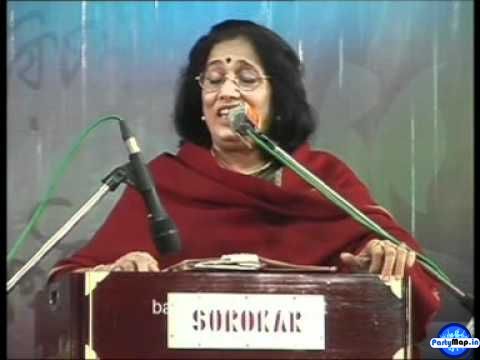 Photo of Aarti Mukherji at a concert