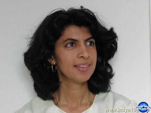 Photo of Anjali Kulkarni at a show