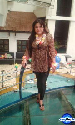 Photo of Anjali Kulkarni at a concert