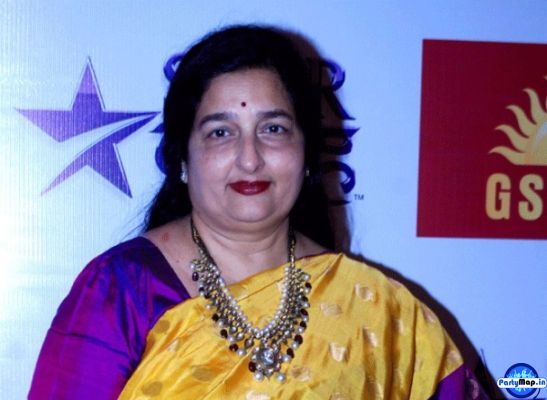 Photo of Anuradha Paudwal at a concert