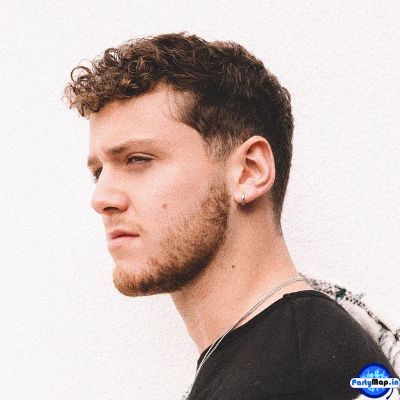 Photo of Bazzi at an appearance
