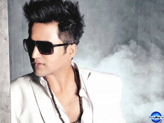 Photo of Falak Shabbir at a show