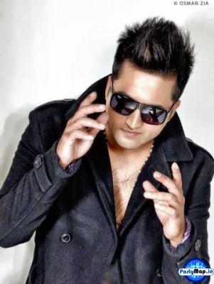 Photo of Falak Shabbir at a concert