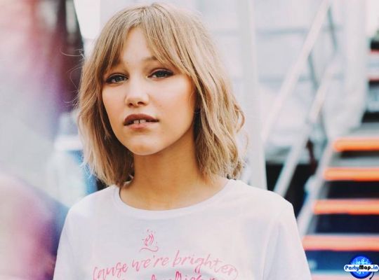 Photo of Grace Vanderwaal at a show