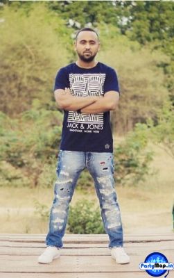 Photo of Gupz Sehra at a show