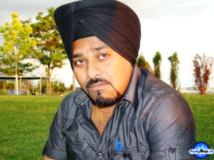 Photo of Lehmber Hussainpuri at a concert