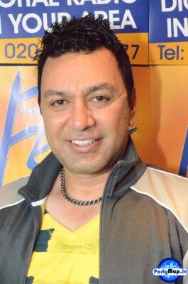 Photo of Manmohan Waris at a show