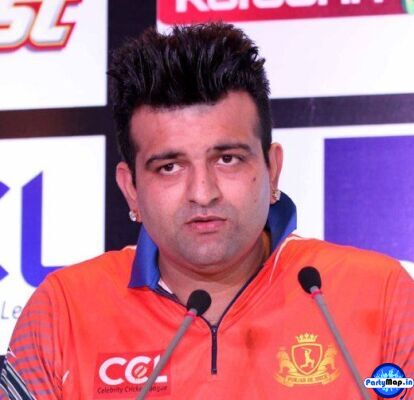 Photo of Navraj Hans at a show