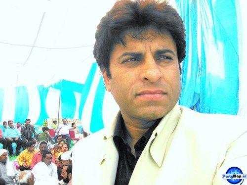 Photo of Neeraj Bhakshi at a show