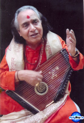 Photo of Pandit Chhannulal Mishra at a show