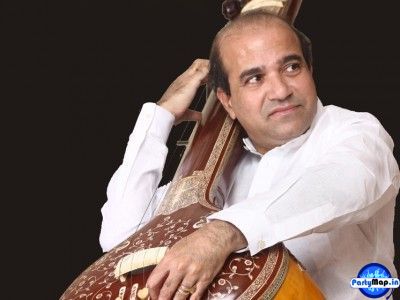 Photo of Suresh Wadkar at a concert