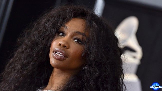 Photo of SZA at a concert