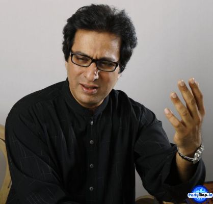 Photo of Talat Aziz at an appearance
