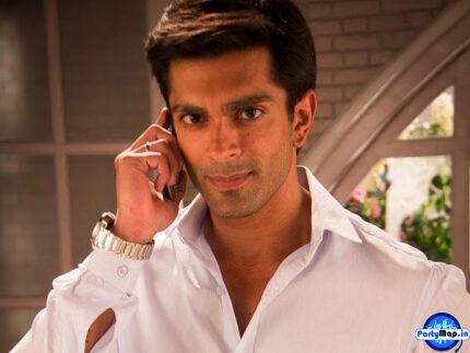 Photo of Karan Singh Grover at a show